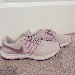 Nike purple / pink tennis shoe